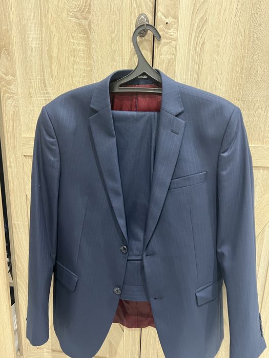 Продам 2 костюма с брюками