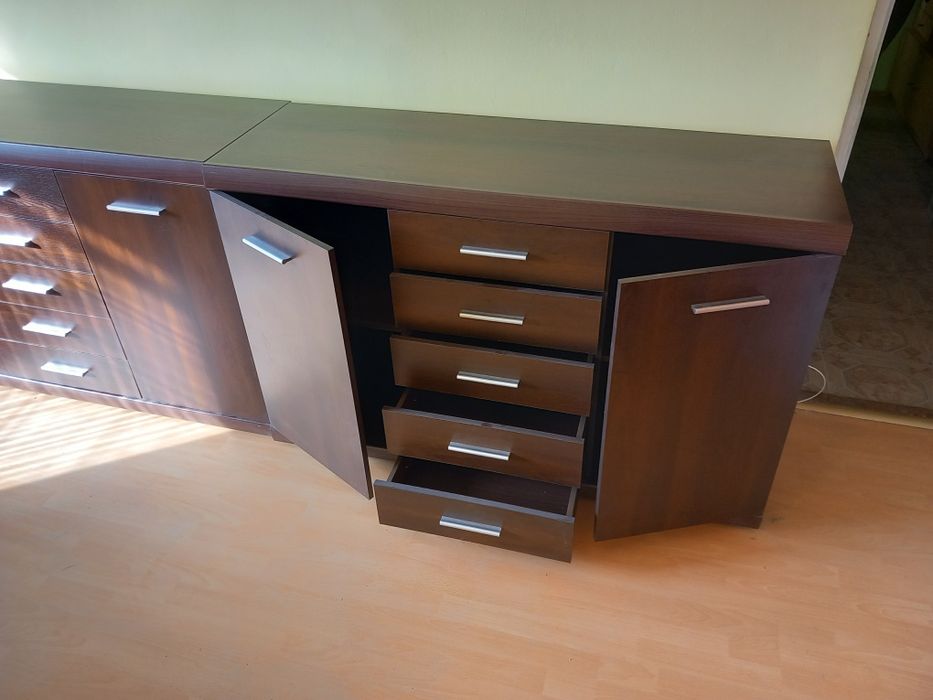 Шкаф с чекмеджета и вратички