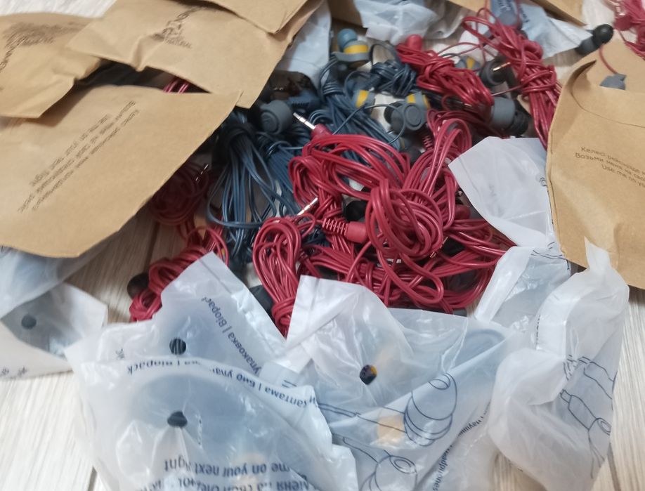 Карманные проводные наушники.