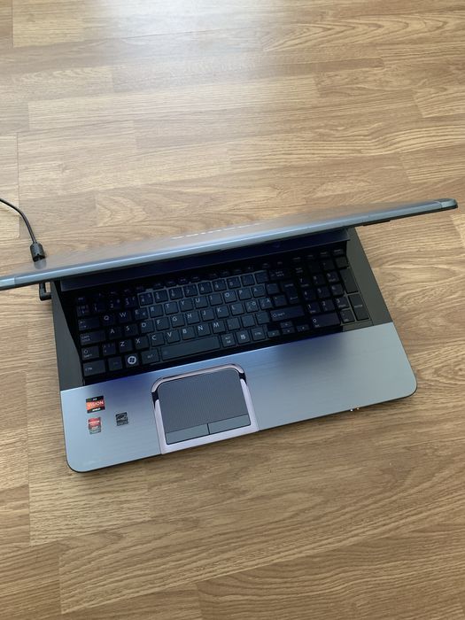 Laptop Toshiba display mare 17,3 led,250gb mem,4gb ram,cu incarcator.