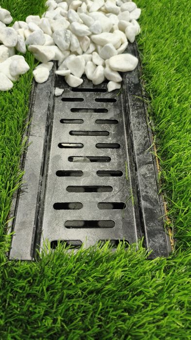 Брусчатка ва газон орасига бардюр орнига дренаж латок+копког