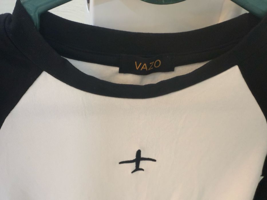Стильный черно-белый лонгслив VAZO с самолетом (кроп-топ)