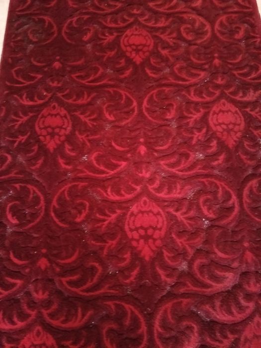 Продавам килим и пътека ,в отлично състояние.