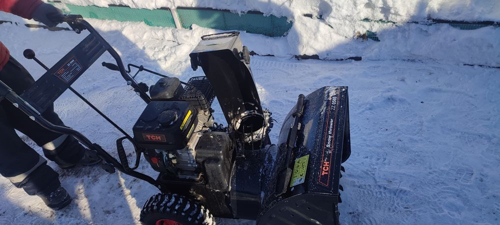 Продается снегоуборщик