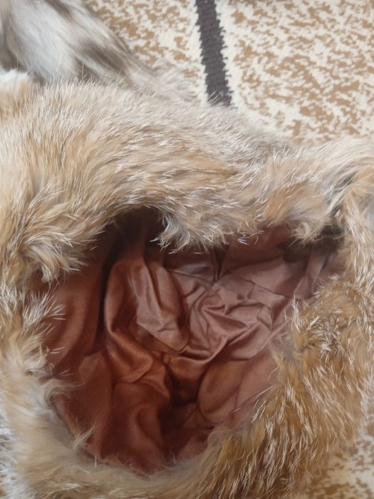 Промо-Шал-Яка- от северна лисица и две шапки