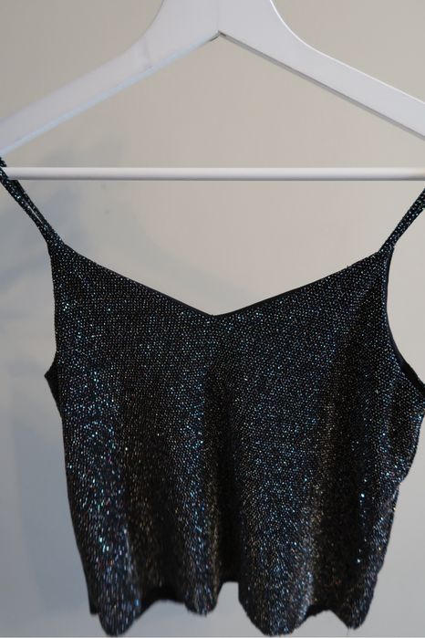 Блестящ къс топ с тънки презрамки