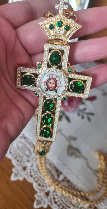 Vând Cruce pectorala fabricata din Alama placata Sufat cu Aur  cu pietre verzi din zirconiu lant durabil 120 cm