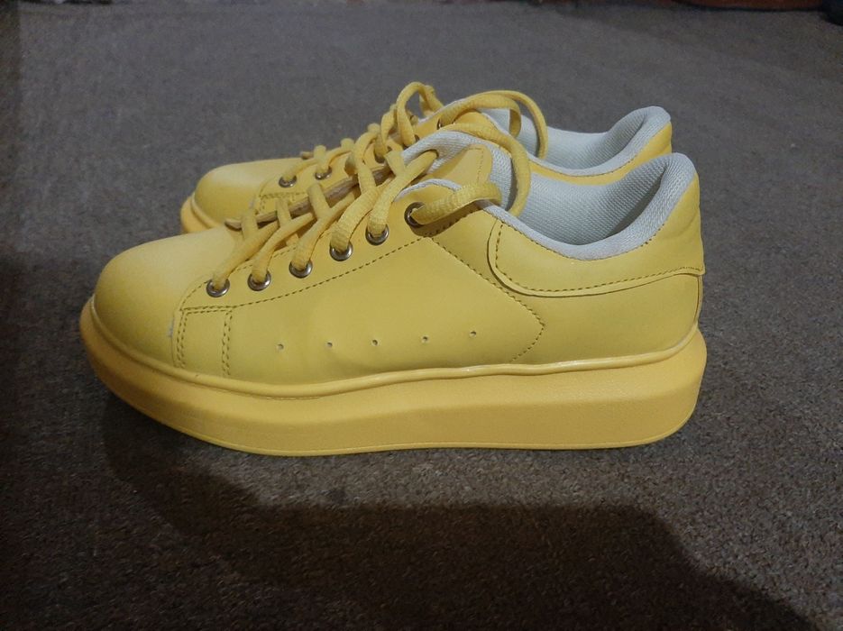 Продаются желтые кроссовки ,размер 37