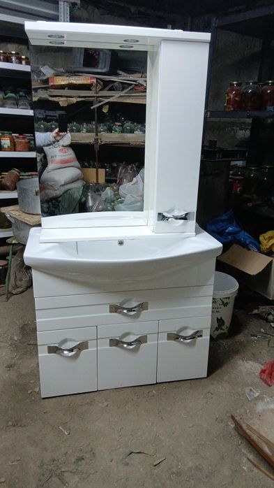 Умывальник с зеркалом в хорошем состоянии