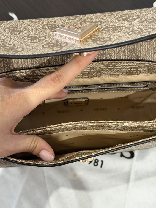 Geanta GUESS bej cu logo mari