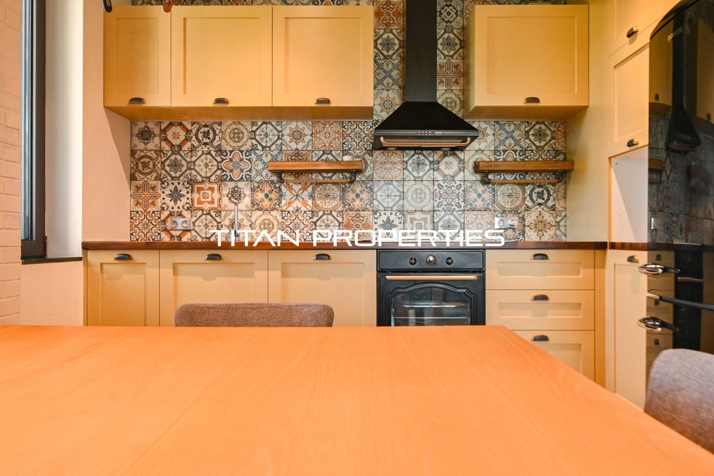 Дава се под наем Тристаен апартамент в София, Изгрев - 140 кв.м за 1600 € - Снимка #1