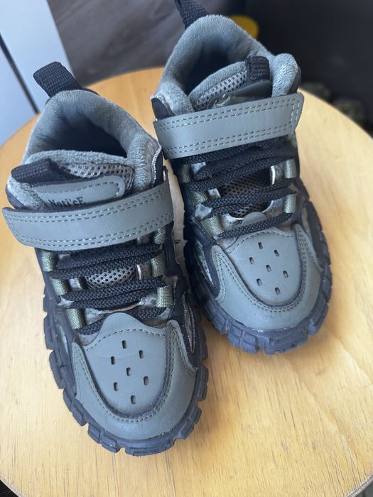 Продам осение кросовки