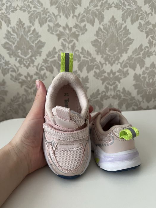 Продам детские кроссовки