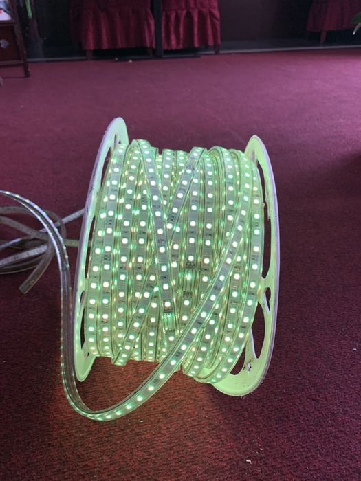 Vand lumina LED au mai multe culoare