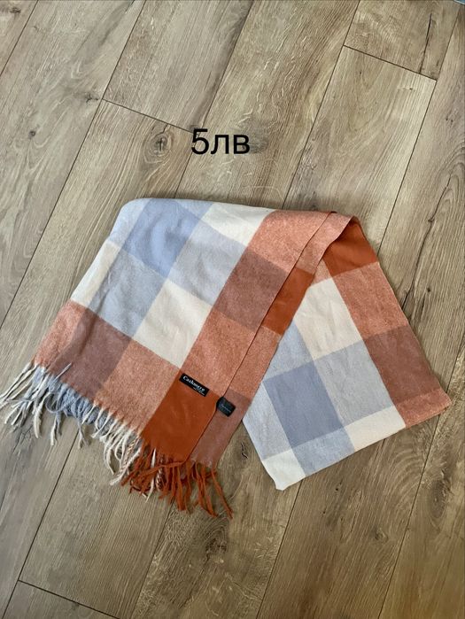 Шапки, шалове на символични цени