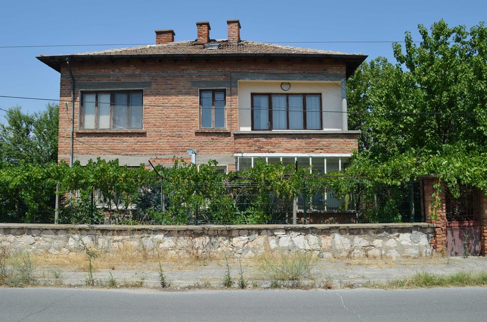 Продавам 2-етажна къща с двор