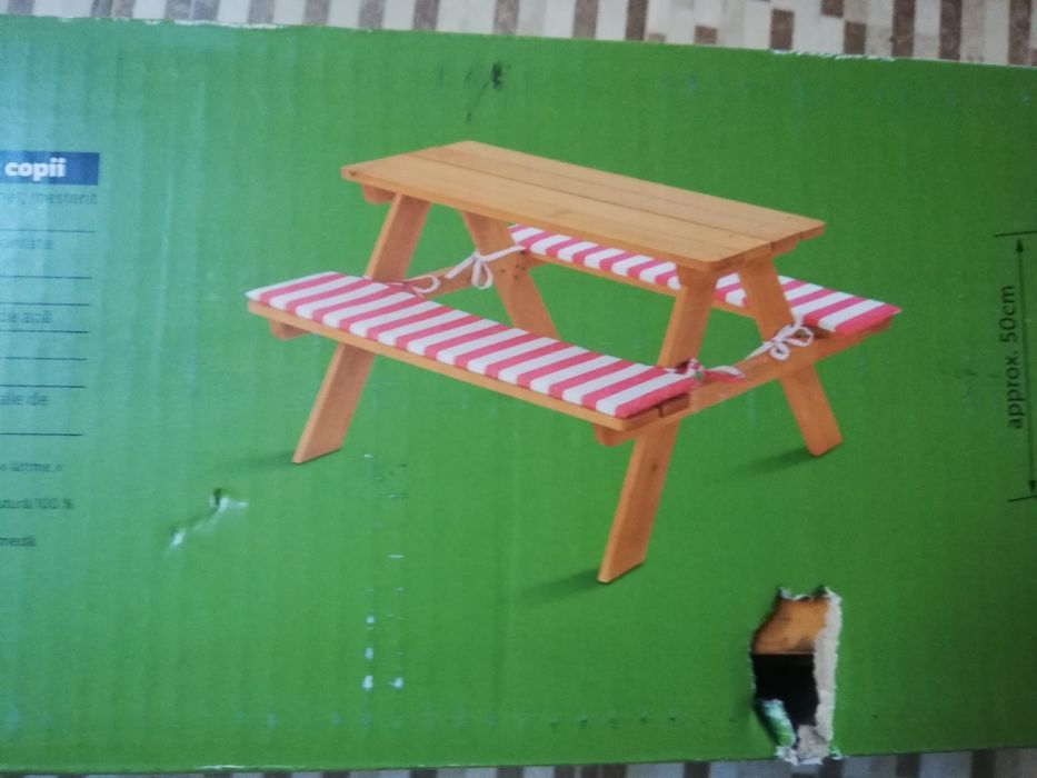 Детска дървена маса с 2 пейки.
