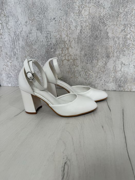 Туфли белые на каблуке