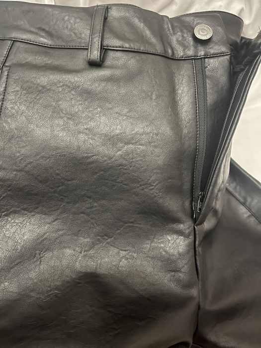 Pantaloni imitatie de piele evazati