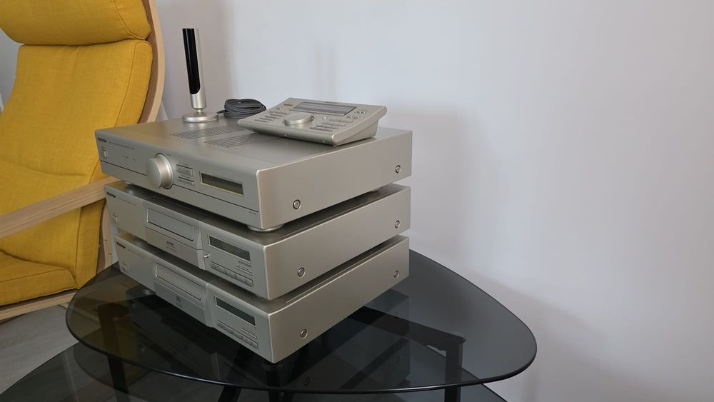 Linie HI-FI Technics E10 , Amplificator , CD player , Tape , Telecomanda . Seria E .