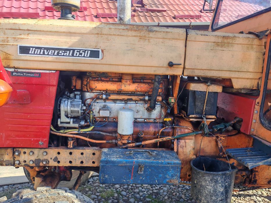 Tractor Universal 650