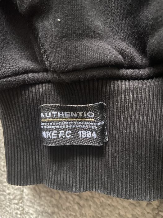 Черен NIKE суитчър