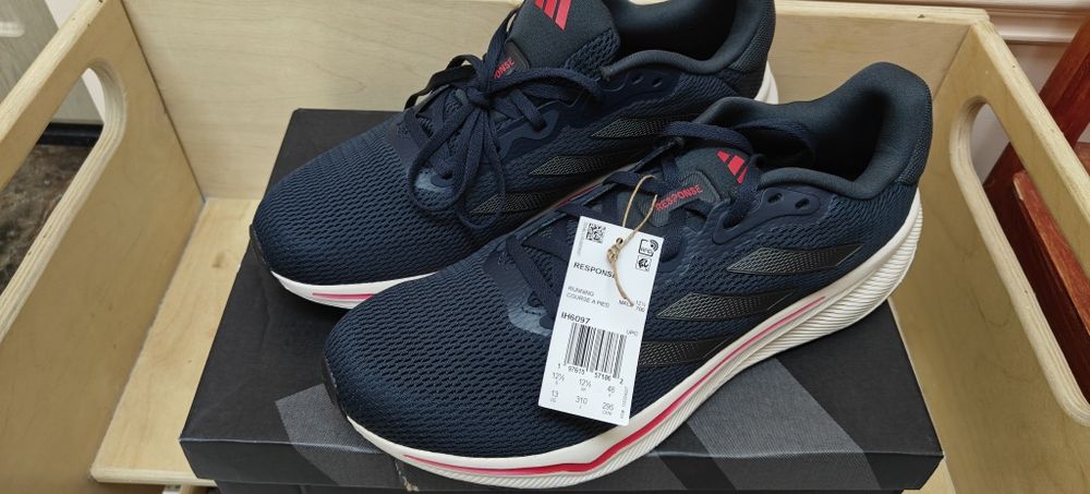 Беговые кроссовки Adidas Response