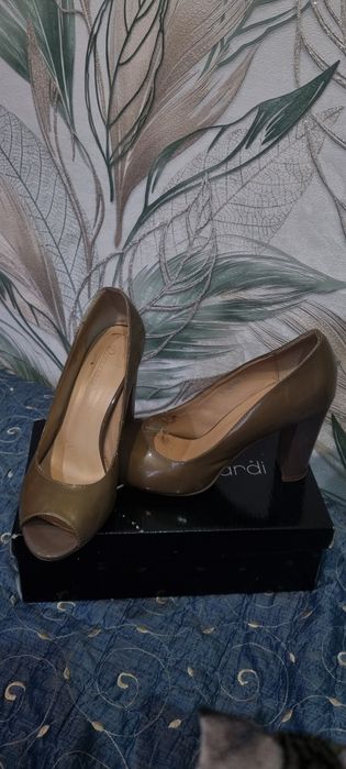 Продам горчичные туфли