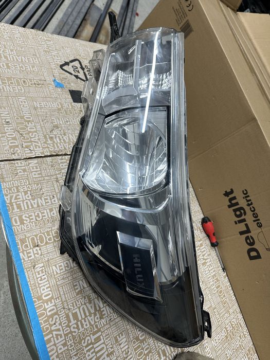 Far stânga toyota hilux.