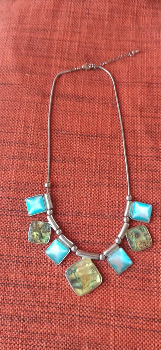 седефено колие с дължина 44 см- цена 60 лв и метално сърце- 20 лв.