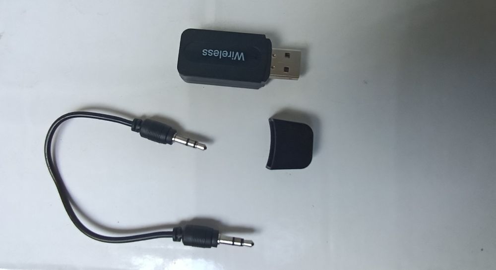 Receptor USB car kit auto audio Bluetooth cu capac și cablu audio .