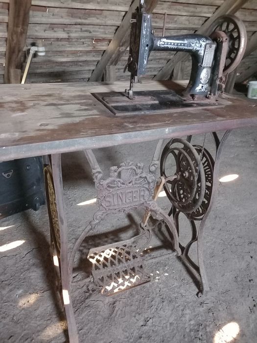 Vând mașina de cusut Singer