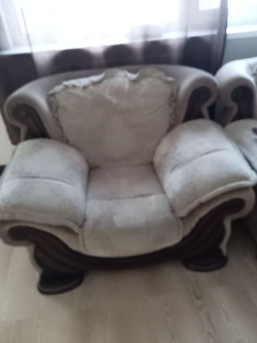 Диван и два кресла продаются