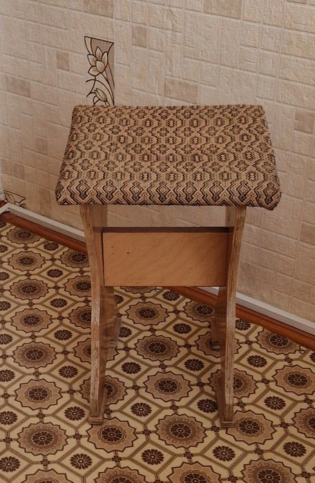 Продам диван и 2 табуретки на кухню.