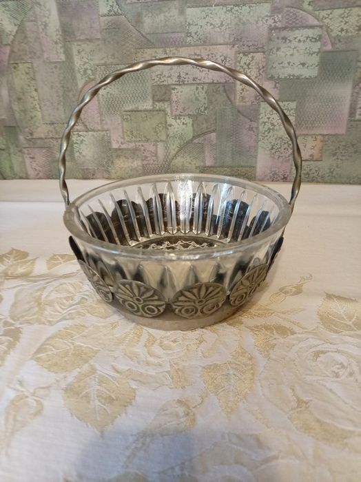 Продам часы ссср, хрусталь, вазы, конфетницы.