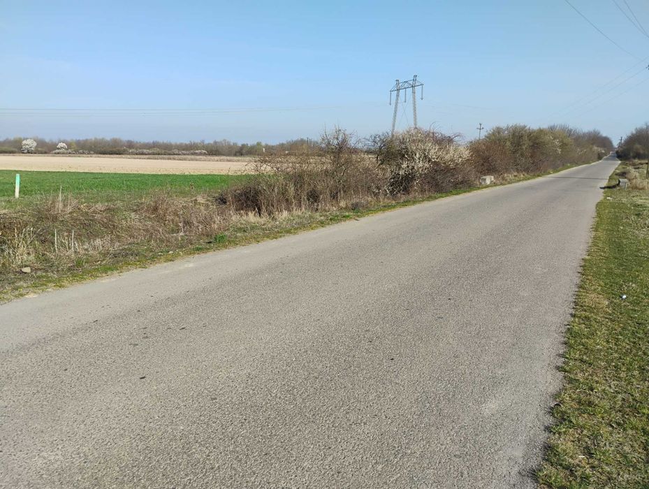 Teren extravilan 3 parcele total 37.400 mp, langa sosea asfaltata si posibilitate curent