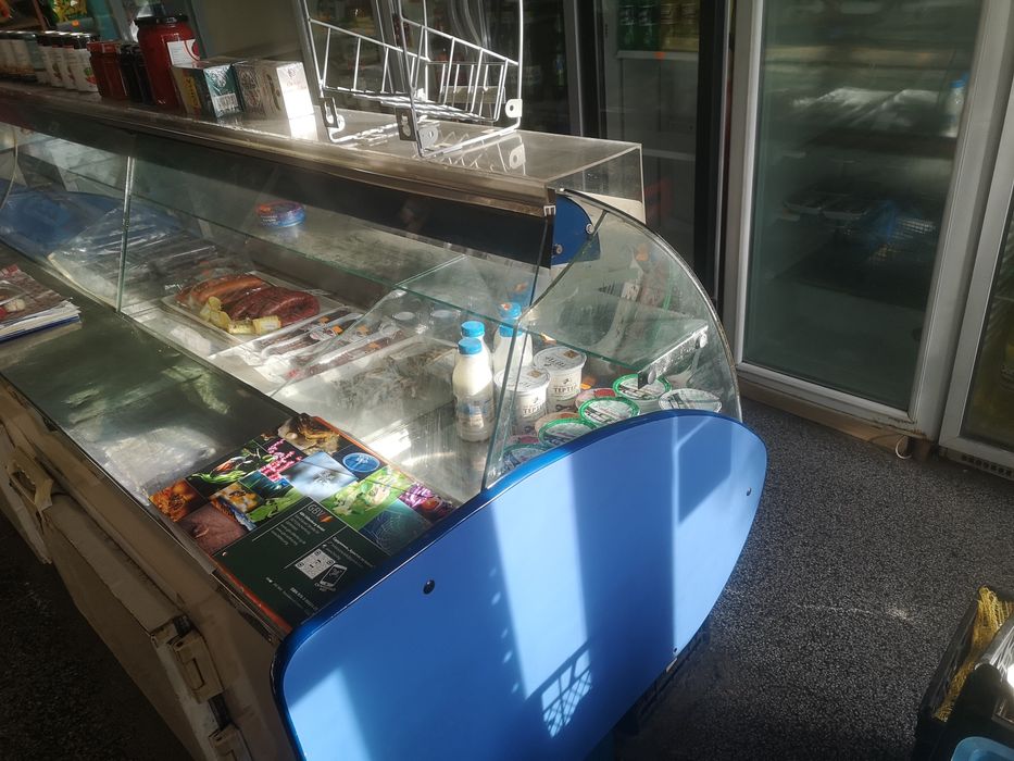 Продавам хладилна витрина