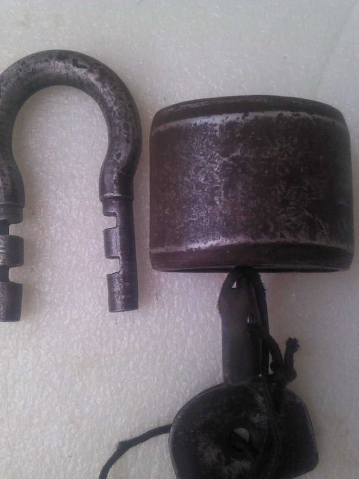 Продается Старый Замок Металл.Высячии. И 2 Ключа. No_1111. 19.-.Век.