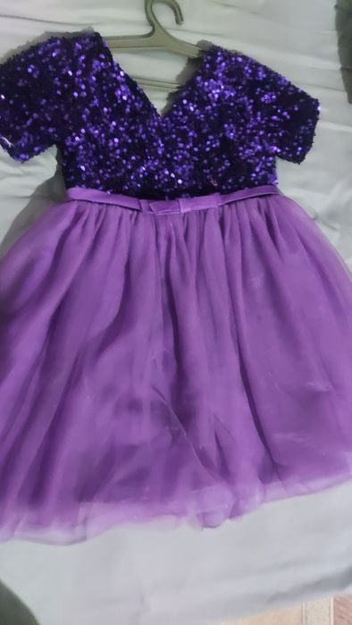 Продам платья для девочки 5-6 лет и 13-14 лет