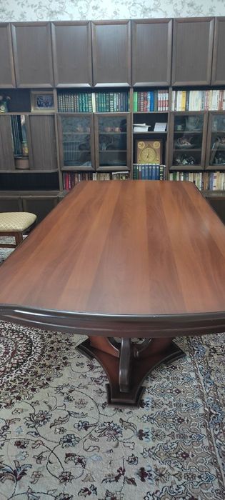 Гостинный стол в хорошем состоянии