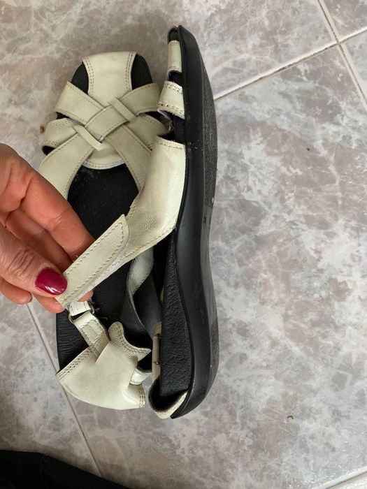 Продавам  сандали естествена кожа 39 номер