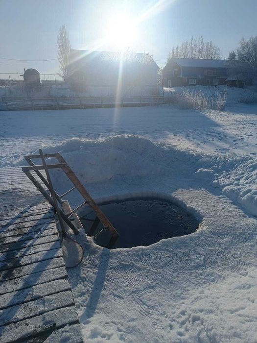 Баня напротив Пристани. Имеется Прорубь.