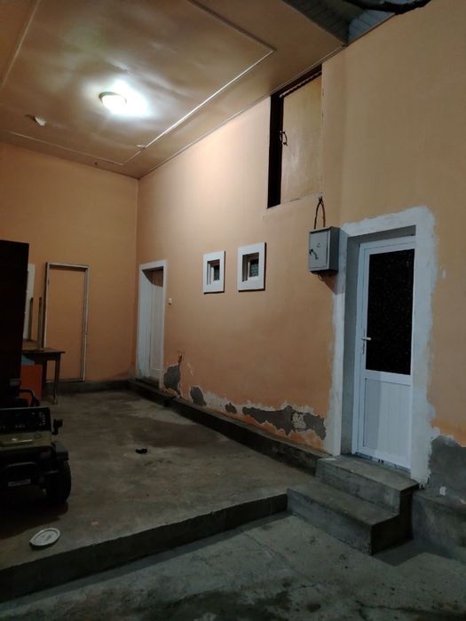 4 сотихлик ховли сотилади, 2та санузел, 2 хонали уйи бор