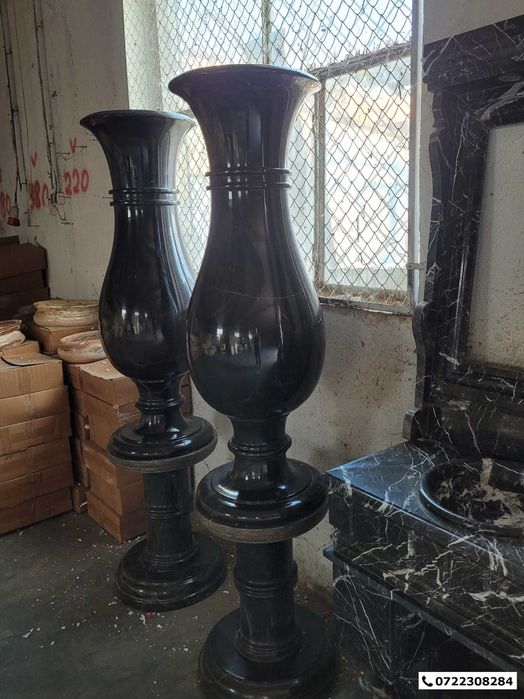 Vaze din marmura neagra