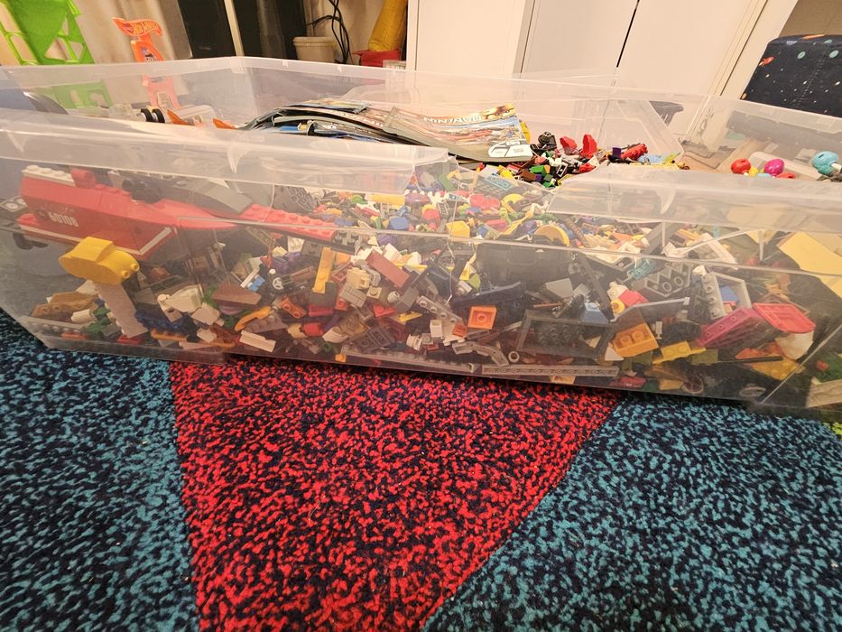 Много оригинално (радглобено)лего в голяма кутия от IKEA