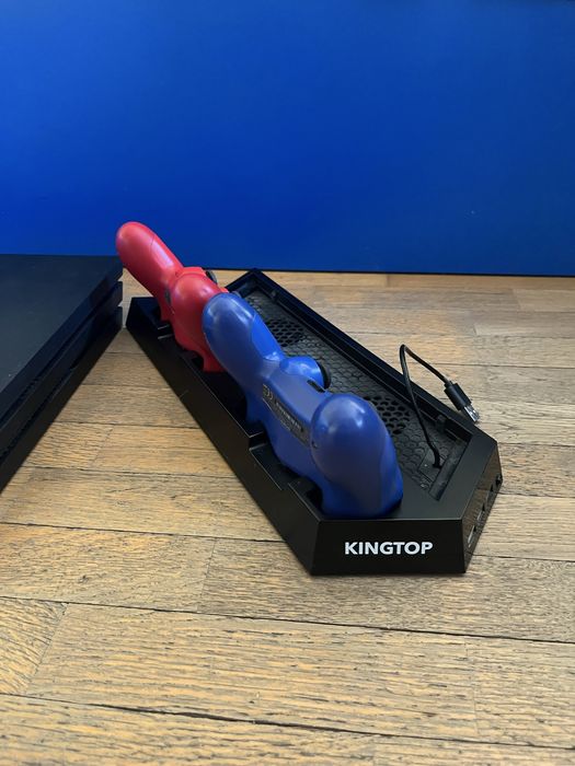 PS4 pro + два контролера