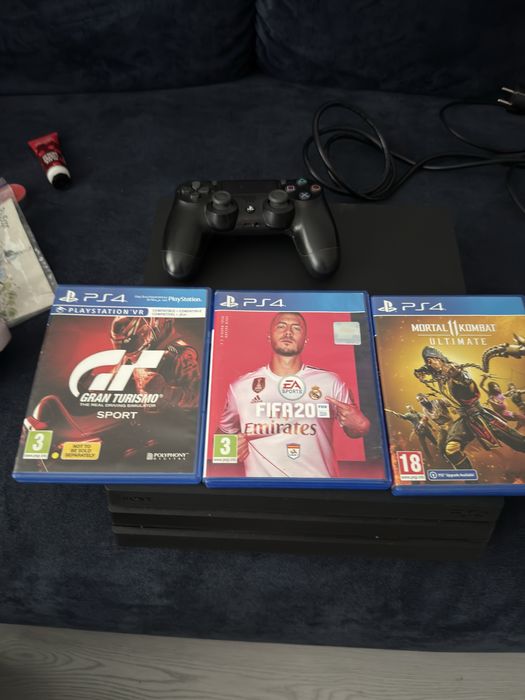 PS 4 pro 1TB cu o maneta