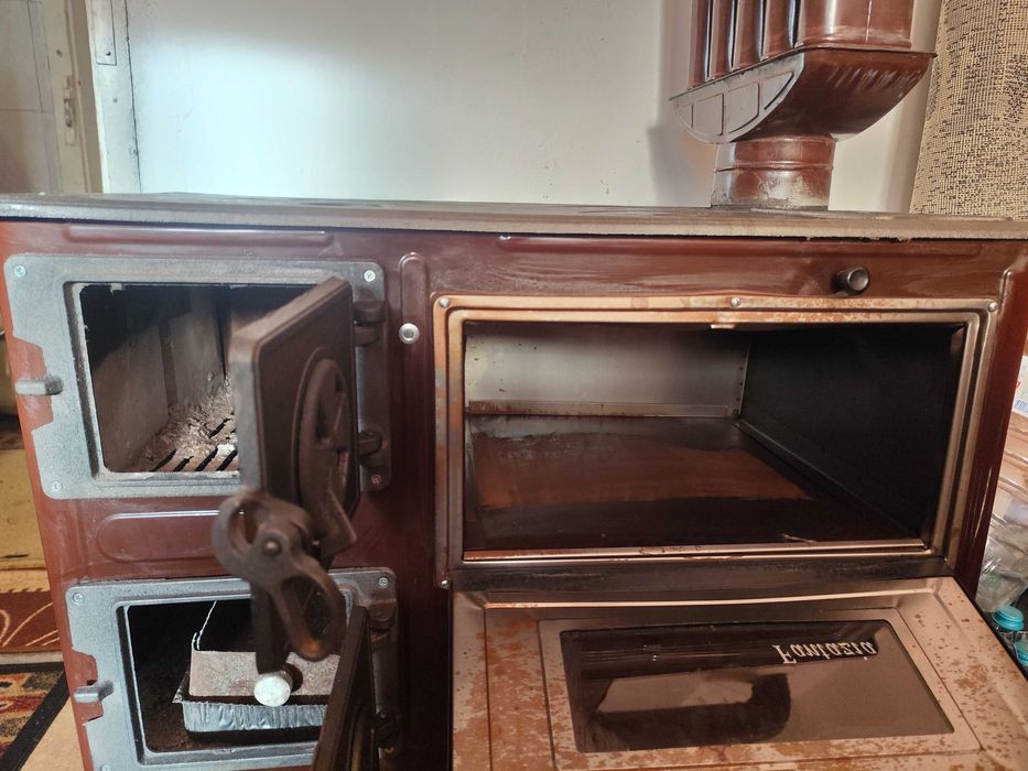 Готварска печка на твърдо гориво ФАНТАЗИЯ чугунен крак, с чугунен плот, емайлирана