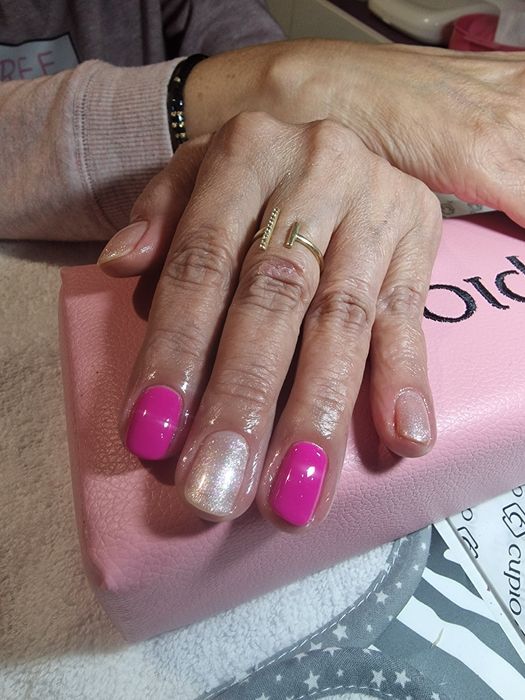 Manichiura-pedichiura clasica și cu oja semipermanenta la domiciliu