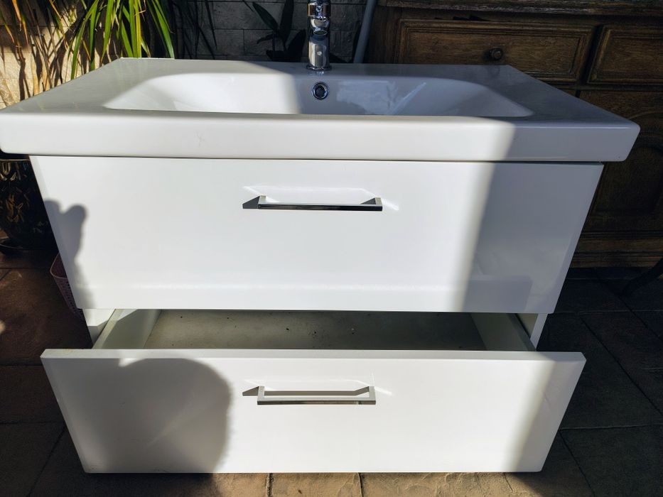 Vând chiuveta nouă cu baterie și corp de mobilă adaptat